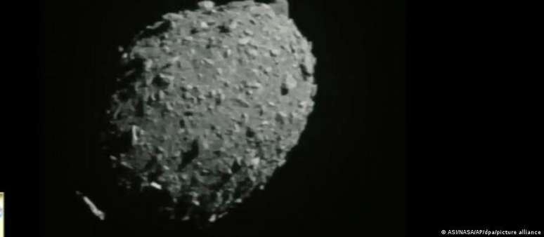 Imagem feita pela sonda da missão Dart mostra momento aproximação da nave do asteroide