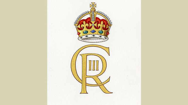 O monograma do rei Charles 3º — com as letras C e R entrelaçadas com III no meio, e uma coroa em cima das letras
