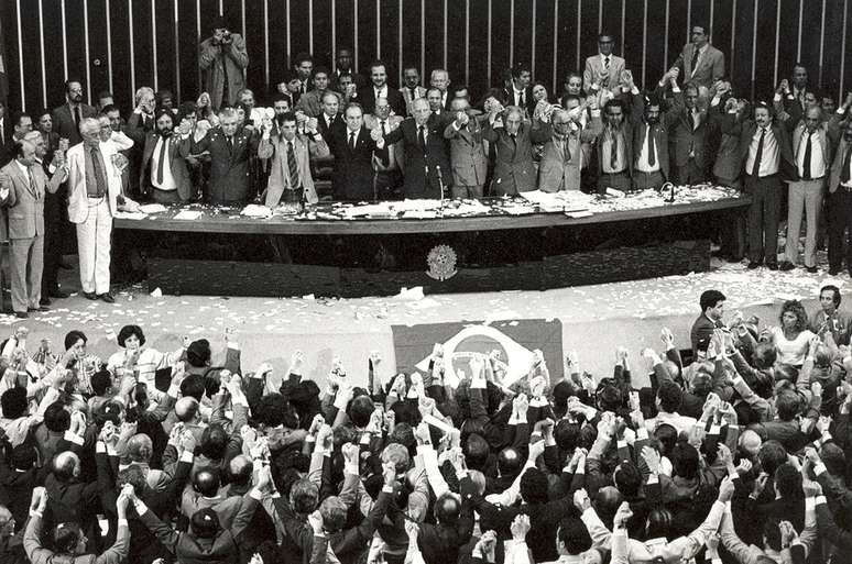 Encerramento das votações da Constituição, com o discurso do Presidente da Assembleia deputado Ulysses Guimarães ao centro