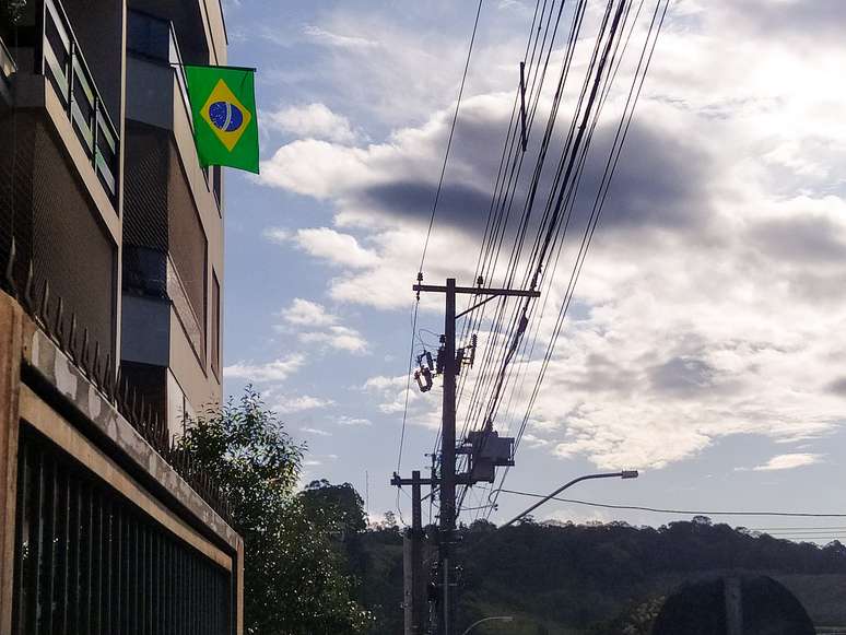 A razão do uso da bandeira é, em grande parte, por causa do apoio da cidade ao candidato à reeleição, Jair Bolsonaro (PL). Em 2018, Nova Pádua deu 92,96% dos votos válidos para o presidente