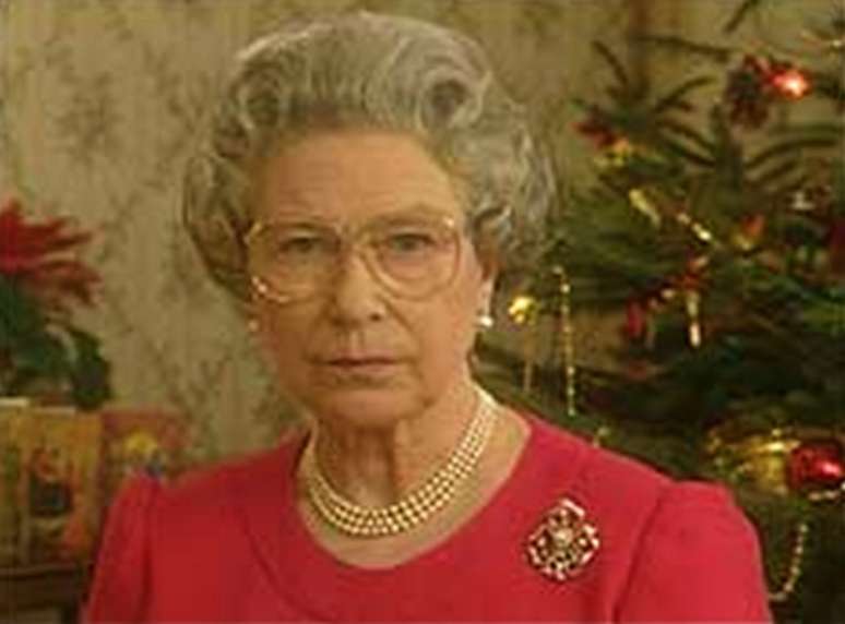 Elizabeth II na mensagem de Natal na TV, em 1992: cara de poucos amigos em um ano para esquecer