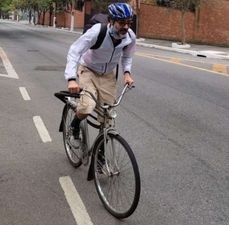 Bicicleta do educador físico Guilherme Trevisani era usada para trabalho, lazer e locomoção e tem valor estimado em R$ 15 mil; na foto, ele aparece com outro equipamento 