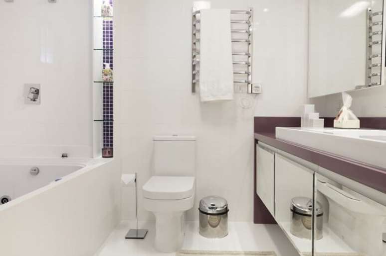 7. Faixa decorativa para banheiro de casal. Projeto de Sueli Zapparolli