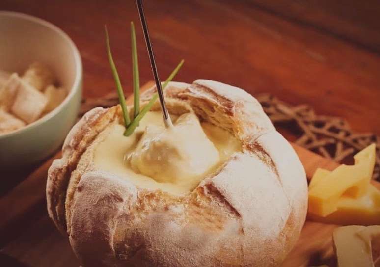 Varie nas receitas com queijo brie com o queijo cremoso no p&atilde;o italiano&nbsp; &ndash; Foto: Divulga&ccedil;&atilde;o/&Aacute;gua Doce Sabores do Brasil