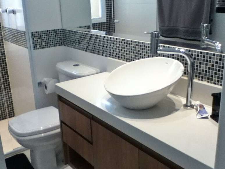 35. Cuba de apoio e faixa decorativa para banheiro. Projeto de Andrea Del Monaco