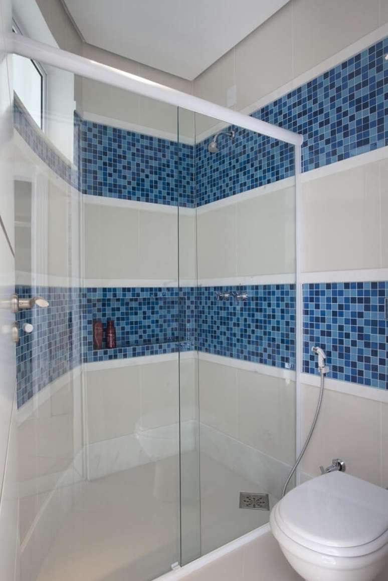 25. Faixa decorativa para banheiro em tons de azul. Projeto de Aquiles Nicolas Kilaris