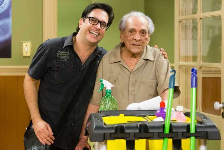 Lucio Mauro Filho e Lúcio Mauro se encontram durante gravação da 1ª temporada da nova versão da 'Escolinha do Professor Raimundo', em 2015