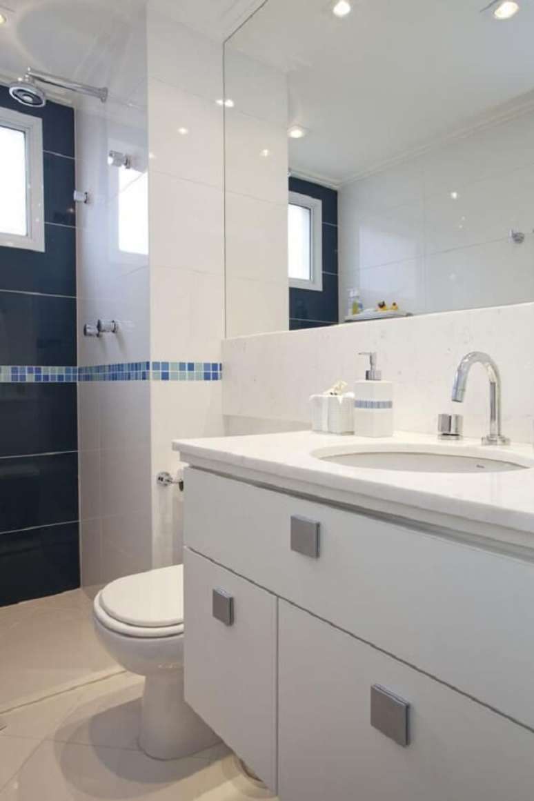 30. Faixa decorativa para banheiro azul. Projeto de Deborah Basso