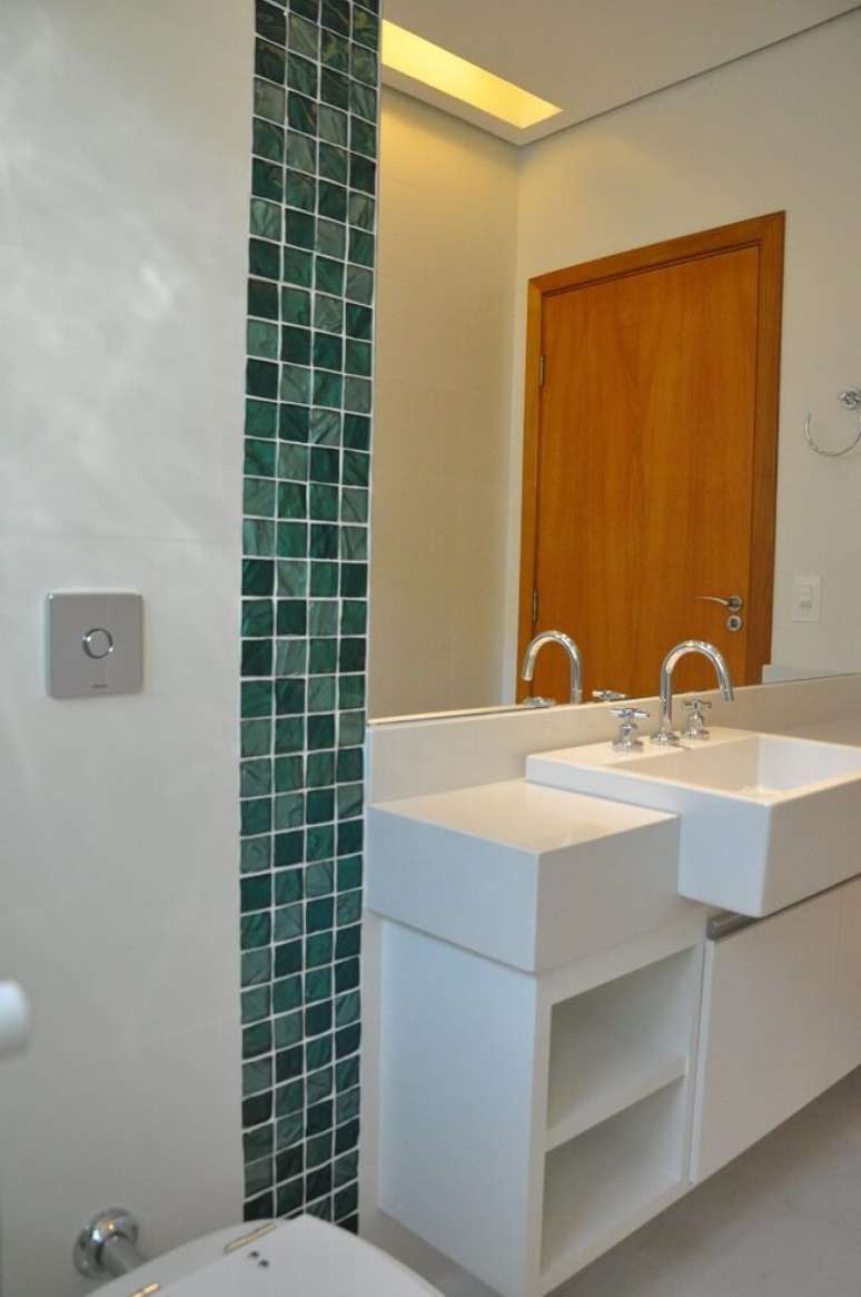 15. Marcenaria planejada e faixa decorativa para banheiro. Projeto de Cl&aacute;udia Breias