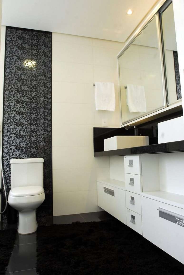 21. Faixa decorativa para banheiro preta. Projeto de Camila Fleck