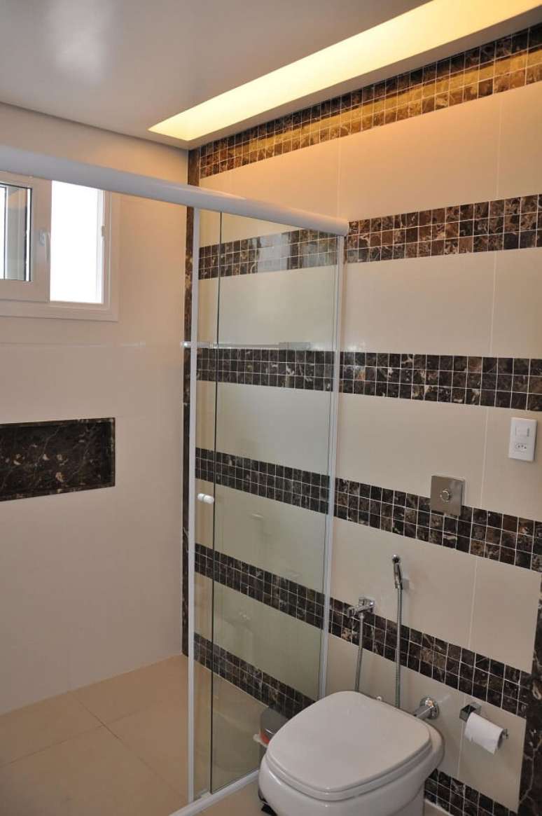20. Faixa decorativa para banheiro traz um toque especial ao decor. Projeto de Cl&aacute;udia Breias