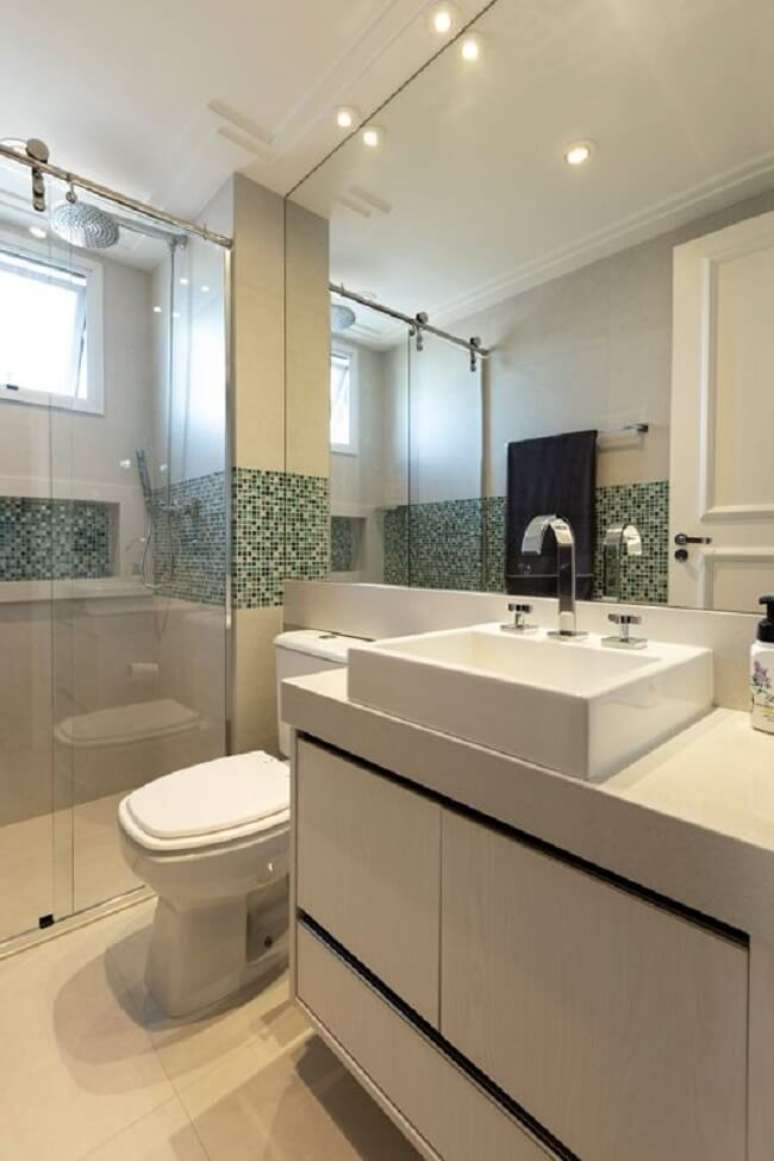 44. A faixa decorativa para parede de banheiro traz charme para o decor. Projeto de LAM Arquitetura & Interiores