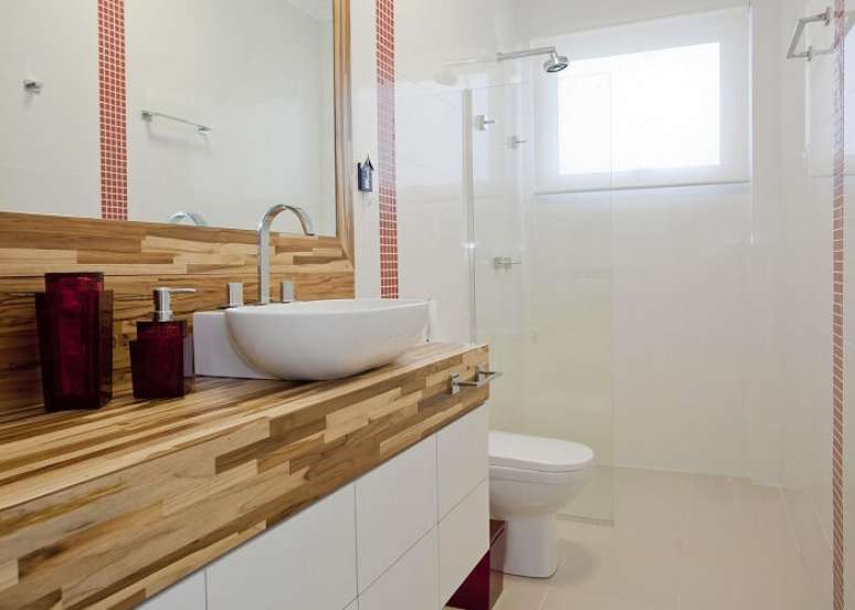 38. Cuba branca e faixa decorativa para banheiro vermelha. Projeto de Karla Silva