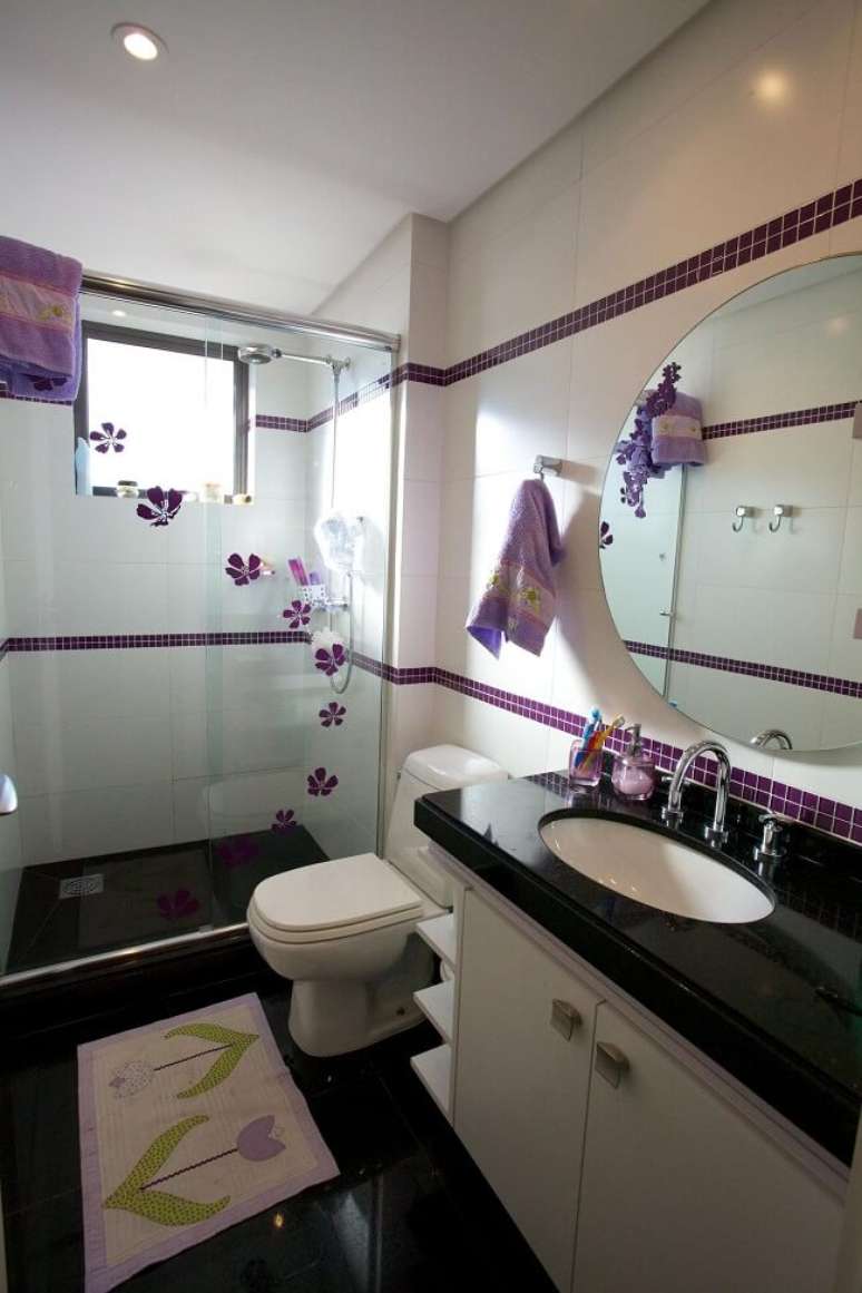 22. Faixa decorativa para banheiro roxa. Projeto de Patricia Azoni