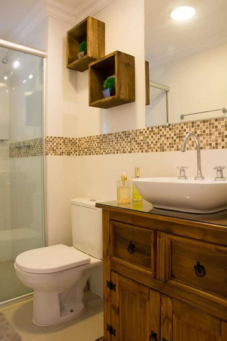 14. Gabinete de madeira e faixa decorativa para azulejo de banheiro. Projeto de Camila Chalon