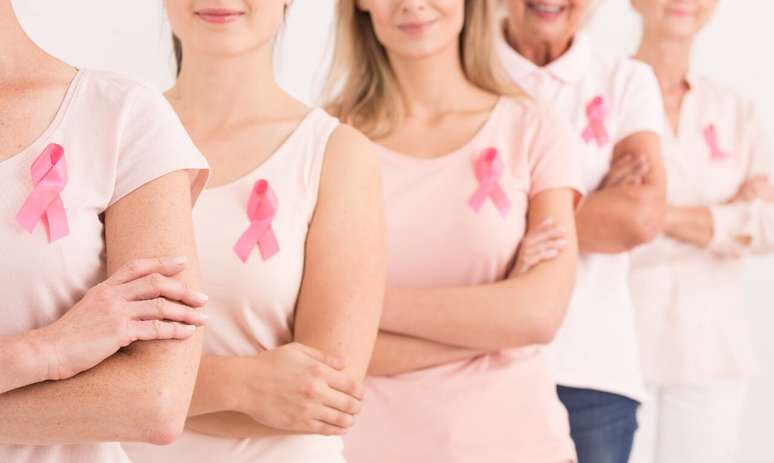 Outubro Rosa: projeto tatua mulheres mastectomizadas gratuitamente