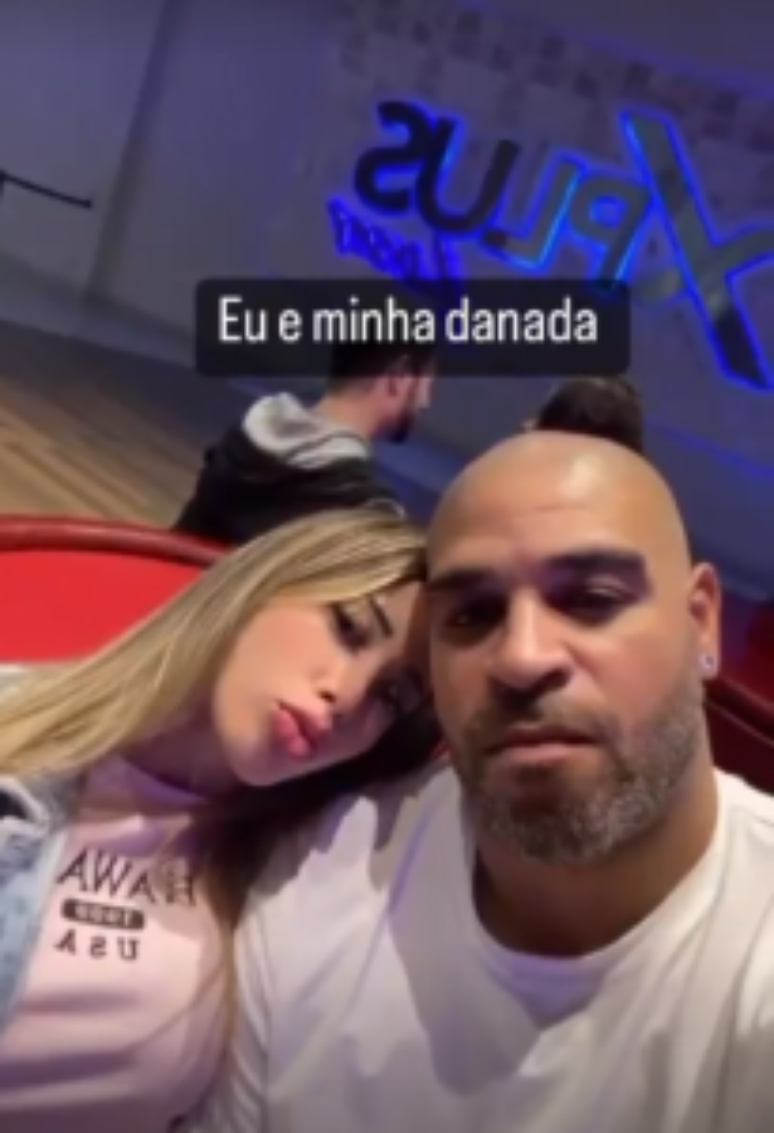 Adriano postou um story ao lado de Micaela (Reprodução/Instagram)