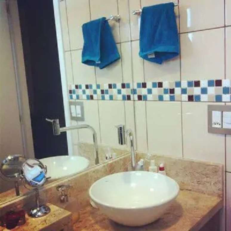 13. Modelo de faixa decorativa para banheiro adesiva. Fonte: Tudo Constru&ccedil;&atilde;o