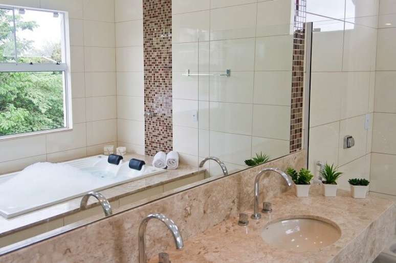 11. Pia de m&aacute;rmore e faixa decorativa para banheiro. Projeto de SA Engenharia e Arquitetura