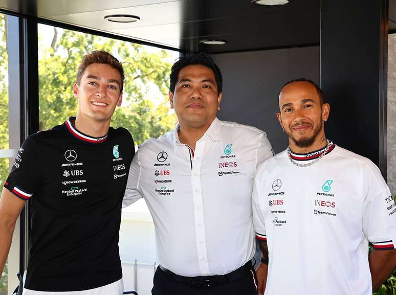George Russell, o presidente da Petronas, Datuk Tengku Muhammad Taufik, e Lewis Hamilton 
