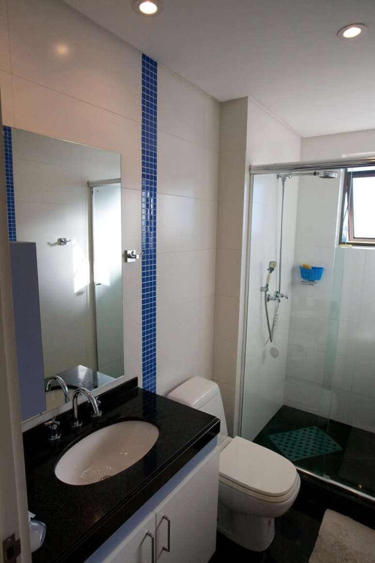 9. Piso preto e faixa decorativa para banheiro azul. Projeto de Patricia Azoni