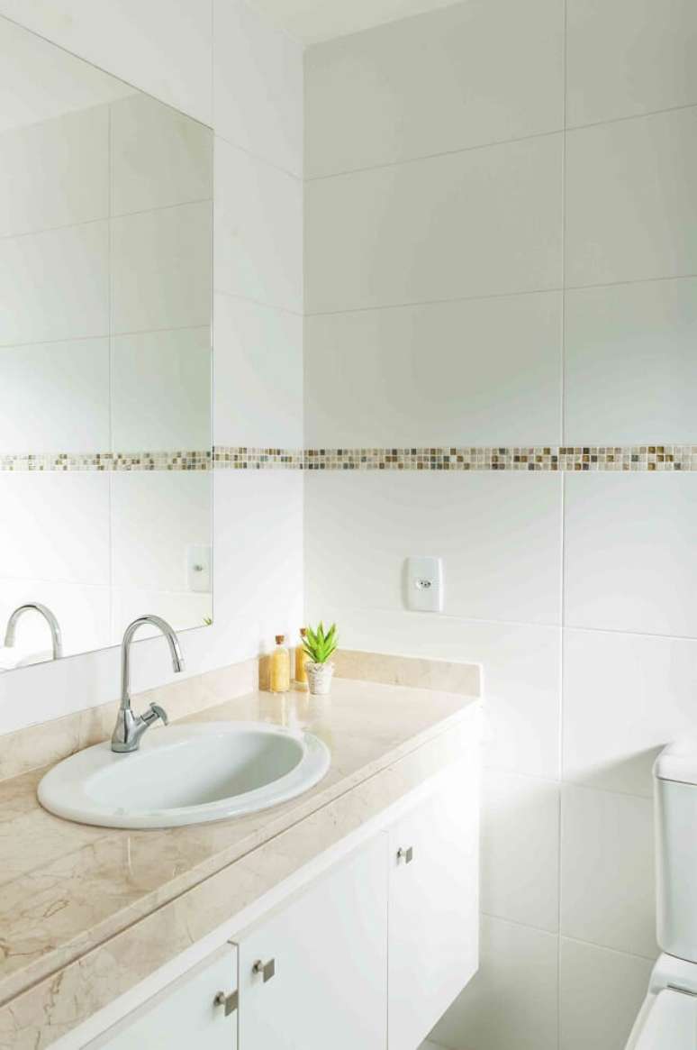 19. Faixa decorativa para parede de banheiro fina em tons terrosos. Projeto de Avner Posner