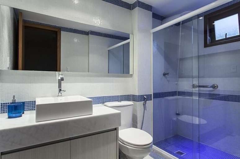 28. Faixa decorativa para banheiro feita com pastilhas de vidro. Projeto de Gabriel Magalh&atilde;es e Luiz Cl&aacute;udio Souza Arquitetos