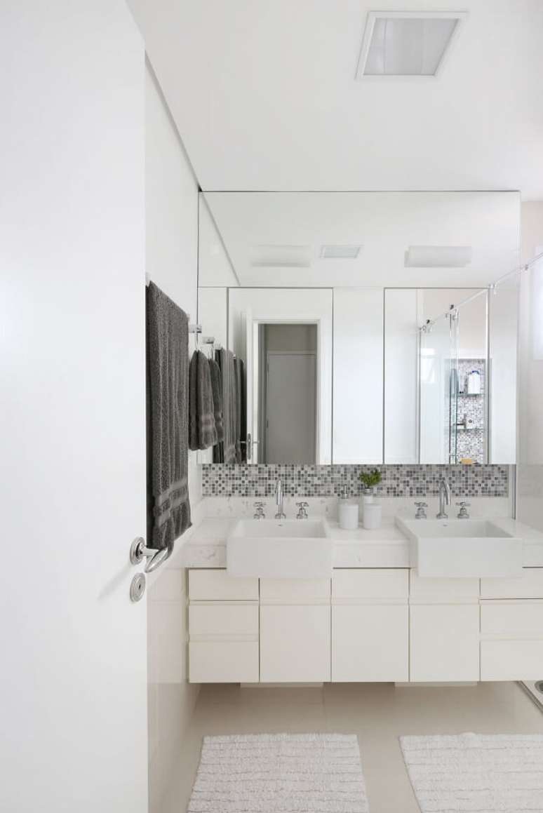 5. Faixa decorativa para banheiro em cer&acirc;mica abaixo da espelheira. Projeto de Maira Marchio