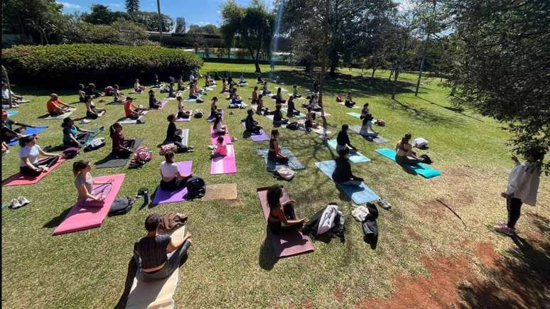 Aulão de yoga reúne mais de 100 pessoas no Parque do Ibirapuera