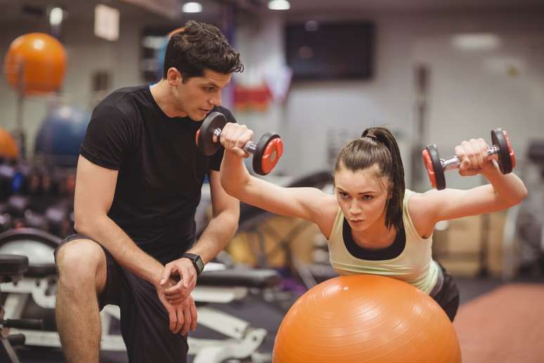 Conhecer o profissional e ter refer&ecirc;ncias &eacute; importante antes de contratar um personal trainer 