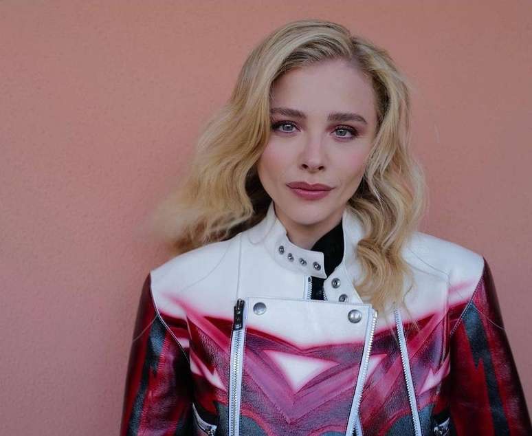 Eles fazem com que tu duvides de ti”. Chloe Grace Moretz revela que  ponderou colocar silicone