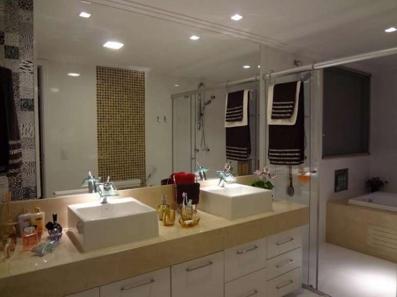 42. Ambiente compartilhado com faixa decorativa para banheiro. Projeto de Silvano Simao da Silva