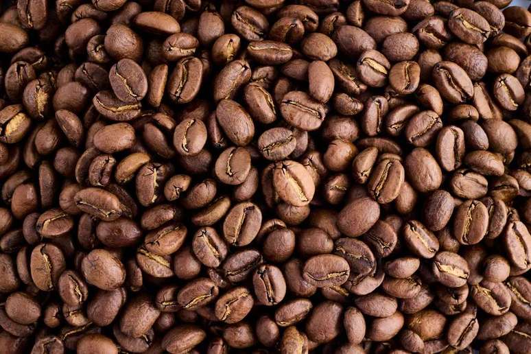 Estudo sugere que café reduz risco de doenças cardiovasculares, desde que faça parte de um estilo de vida mais saudável (Imagem: Natabuena/Envato)