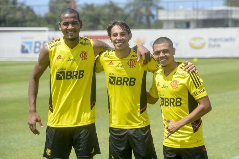 Werton, Igor Jesus e Pedrinho participaram do "trote" no Ninho do Urubu (Foto: Marcelo Cortes/Flamengo)