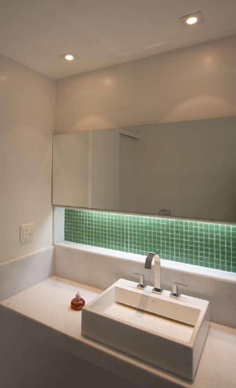 17. Faixa decorativa para parede de banheiro. Projeto de Juliana de S&aacute;