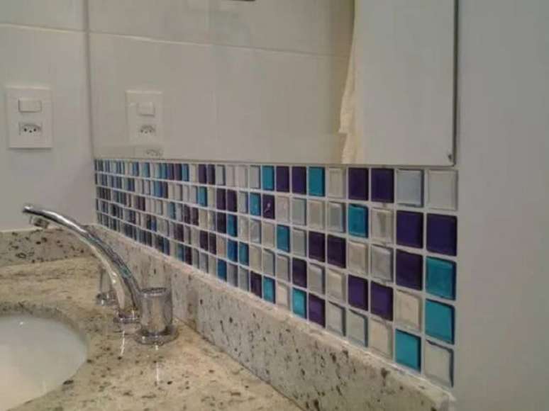 47. A faixa decorativa para banheiro adesiva pode ficar alinhada abaixo do espelho. Fonte: Decorei