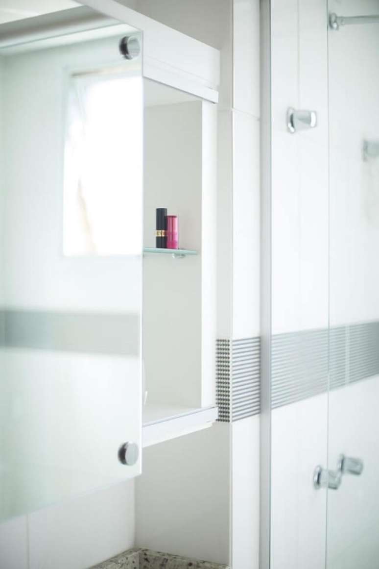 34. Espelheira e faixa decorativa para banheiro. Projeto de Camila Chalon