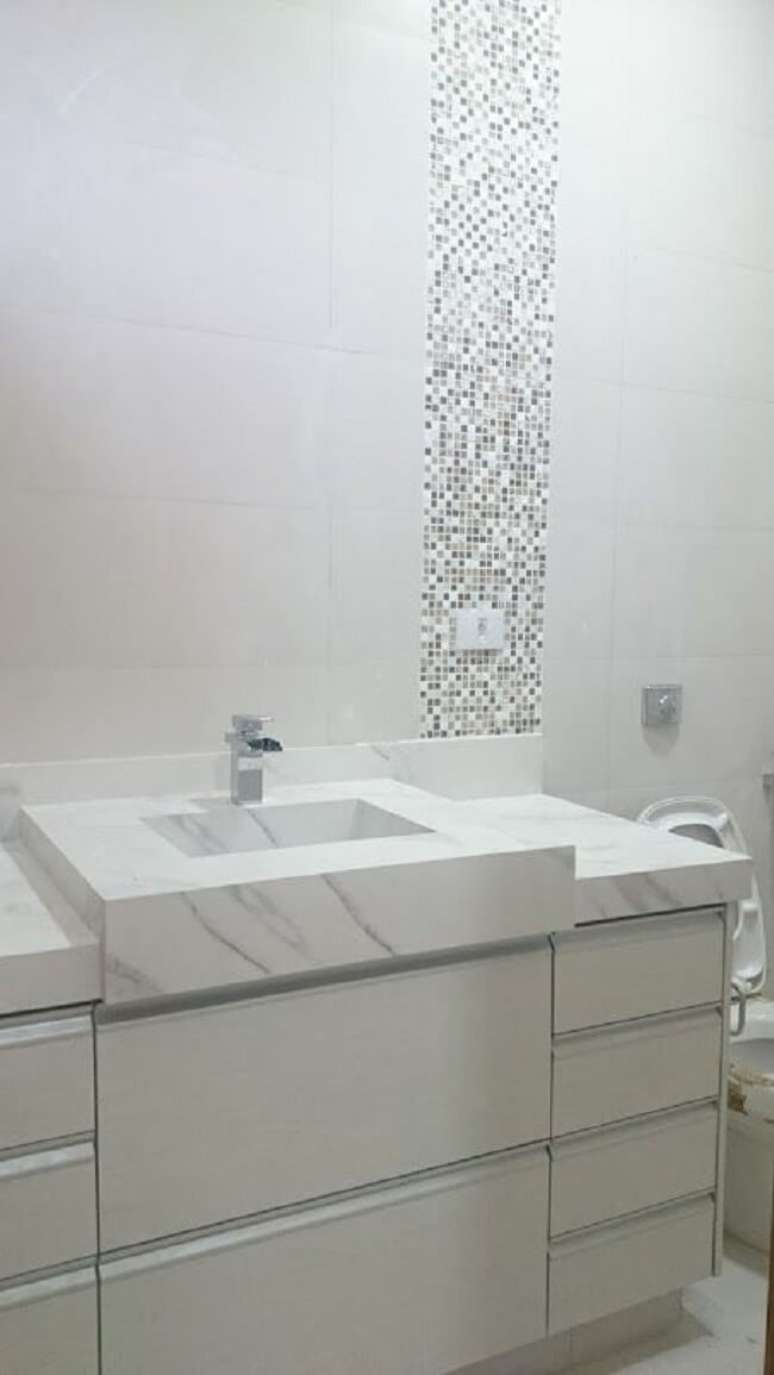 40. Bancada com cuba esculpida e faixa decorativa para banheiro. Projeto de Thays Carolina Carrion Lorente