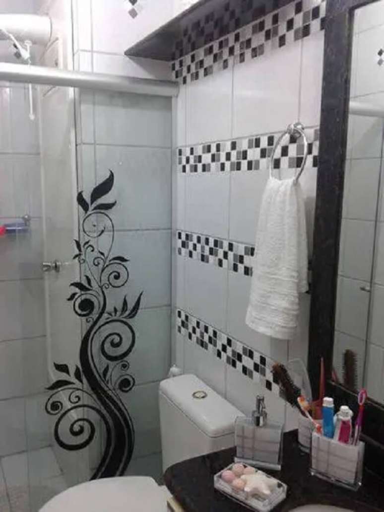 29. Faixa decorativa para banheiro adesiva preto e branca. Fonte: Mercado Livre