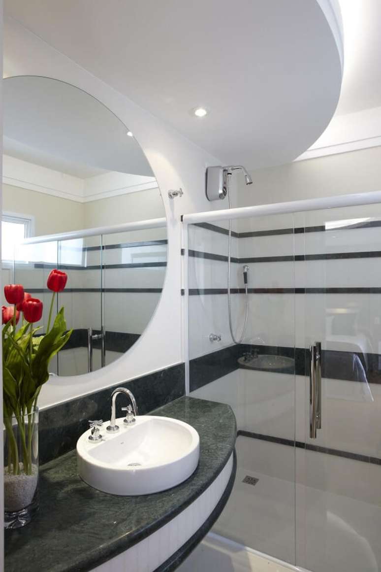 39. Bancada de granito e faixa decorativa para banheiro. Pojeto de Aquiles Nicolas Kilaris