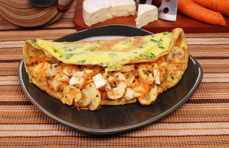 Uma das receitas com queijo brie mais simples e deliciosas, o omelete de cogumelos &ndash; Foto: Guia da Cozinha