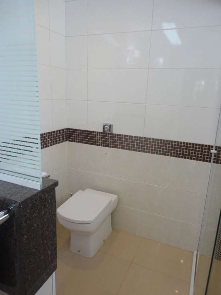 23. Faixa decorativa para banheiro para a &aacute;rea do vaso sanit&aacute;rio. Projeto de Ana Flavia Teixeira