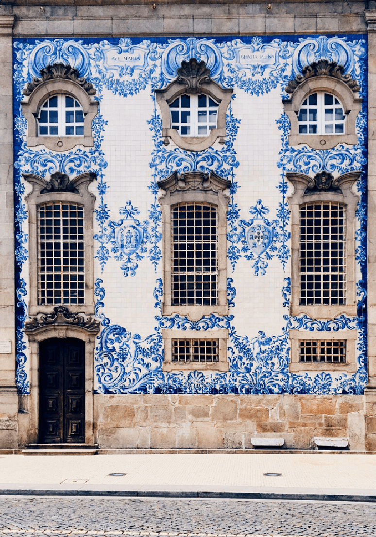 3. O azulejo portugu&ecirc;s &eacute; muito conhecido pelas suas cores azuis e brancas. Fonte &ndash; Unsplash