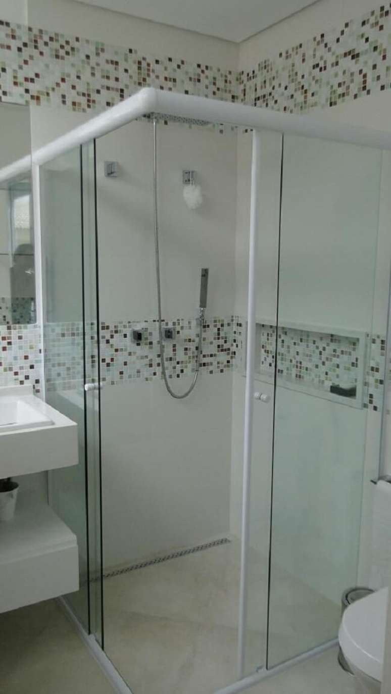 37. Box de vidro e faixa decorativa para banheiro. Projeto de Natalia Pini