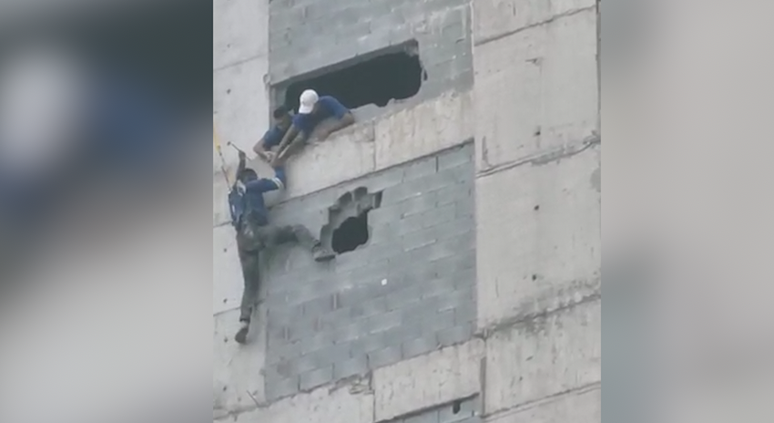 Trabalhador fica pendurado em prédio em obras em Guarujá