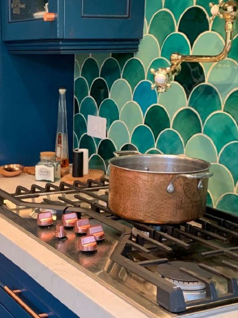 27. Revestimento escama de peixe em tons de verde e turquesa em contraste com os armarios azuis &ndash; Foto