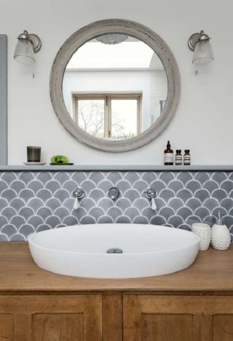 12. Revestimento escama de peixe banheiro moderno com bancada de madeira e cuba branca de apoio &ndash; Foto Pinterest