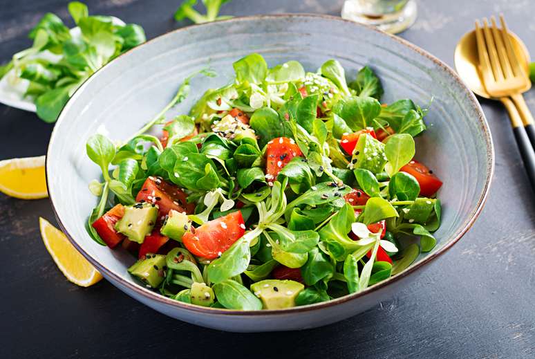 Para uma dieta repleta de alimentos anti-inflamatórios, aposte na salada tropical – Foto: Shutterstock