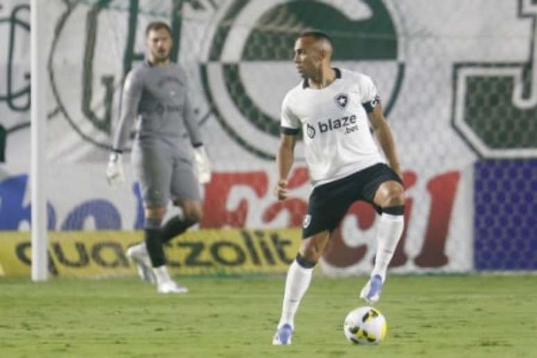 Marçal em ação contra o Goiás (Foto: Vitor Silva / Botafogo)