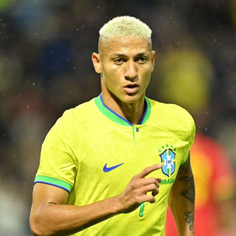 Jogador Richarlison com a nova camisa da sele&ccedil;&atilde;o